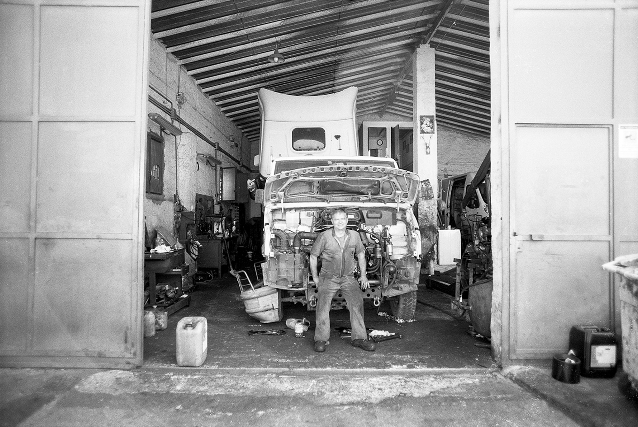 Meccanico di camion in un’officina del quartiere Brancaccio. Palermo, 2017