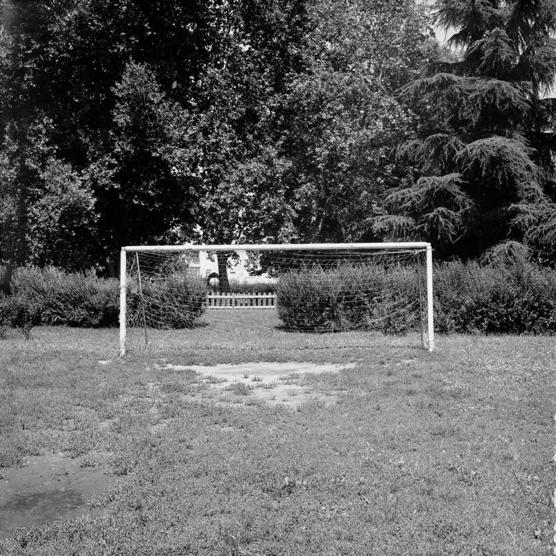 Porta da calcio in un parco della periferia. Milano. 2014